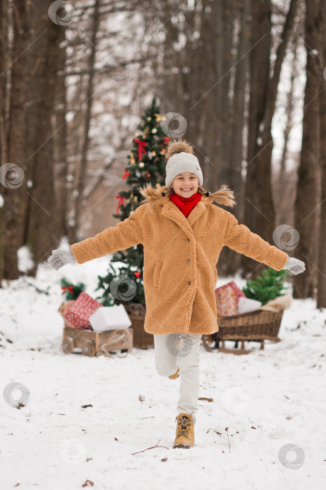 Скачать Дети сидят на подарках возле рождественской елки с воздушными шарами в руках. фотосток Ozero