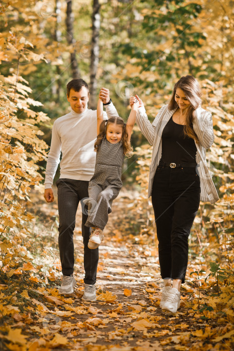 Скачать Папа, мама и дочка гуляют по осеннему лесу 3367. фотосток Ozero