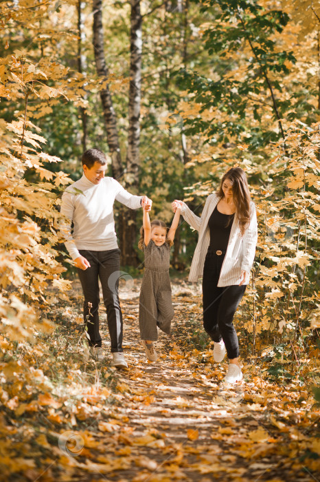 Скачать Папа, мама и дочка гуляют по осеннему лесу 3368. фотосток Ozero