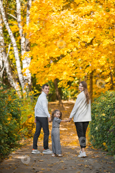 Скачать Папа, мама и дочка гуляют по осеннему лесу 3392. фотосток Ozero