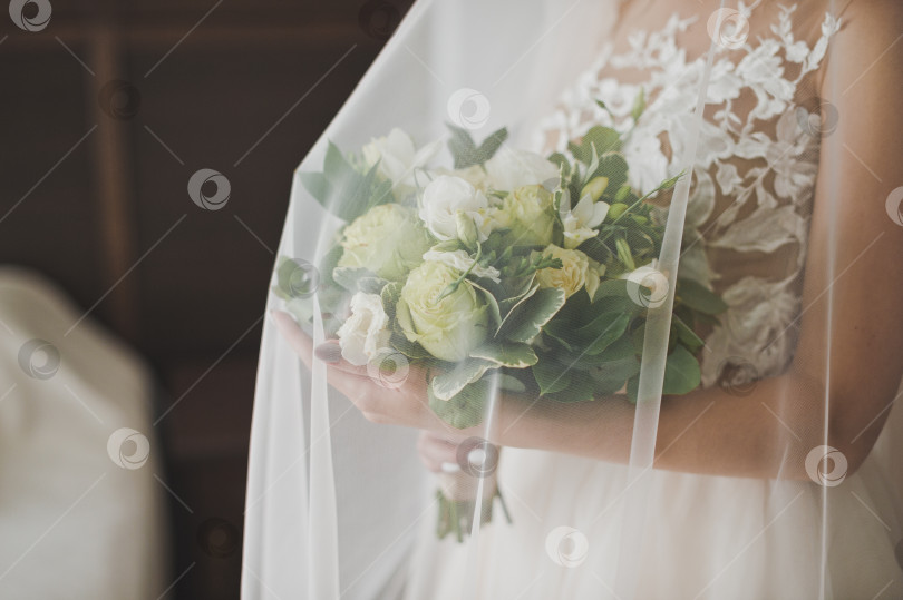 Скачать Нежный свежий букет в руках невесты под фатой 2405. фотосток Ozero