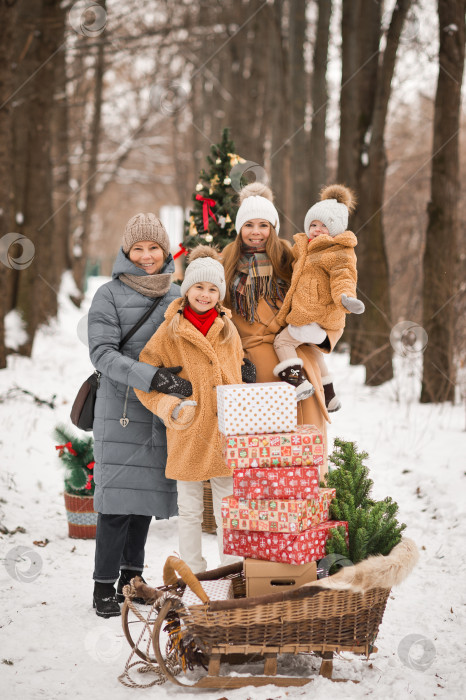 Скачать Семейная рождественская фотография с украшенной рождественской елкой на природе 3550. фотосток Ozero