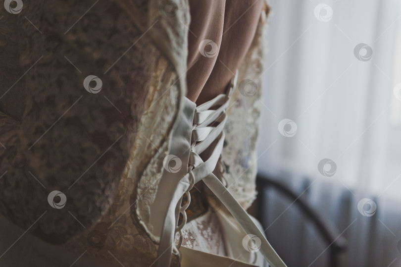 Скачать Шнуровка на свадебном кружевном платье невесты 2596. фотосток Ozero