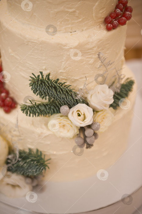 Скачать Приготовление свадебного торта с живыми белыми цветами и ягодами 2523. фотосток Ozero