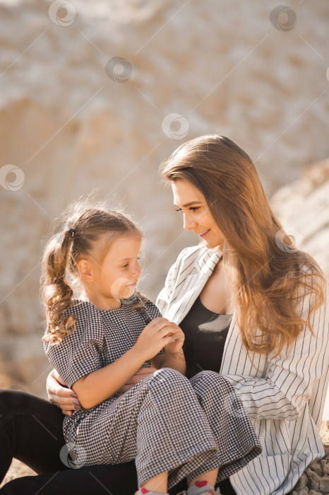 Скачать Мама играет со своей дочерью на природе среди песков 3360. фотосток Ozero