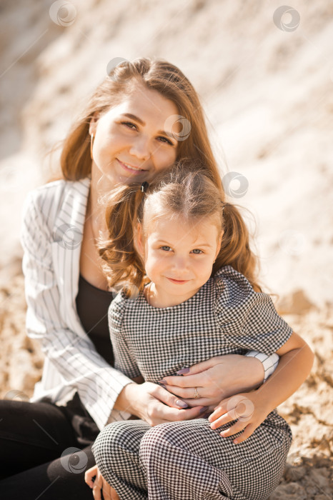 Скачать Мама играет со своей дочерью на природе среди песков 3364. фотосток Ozero