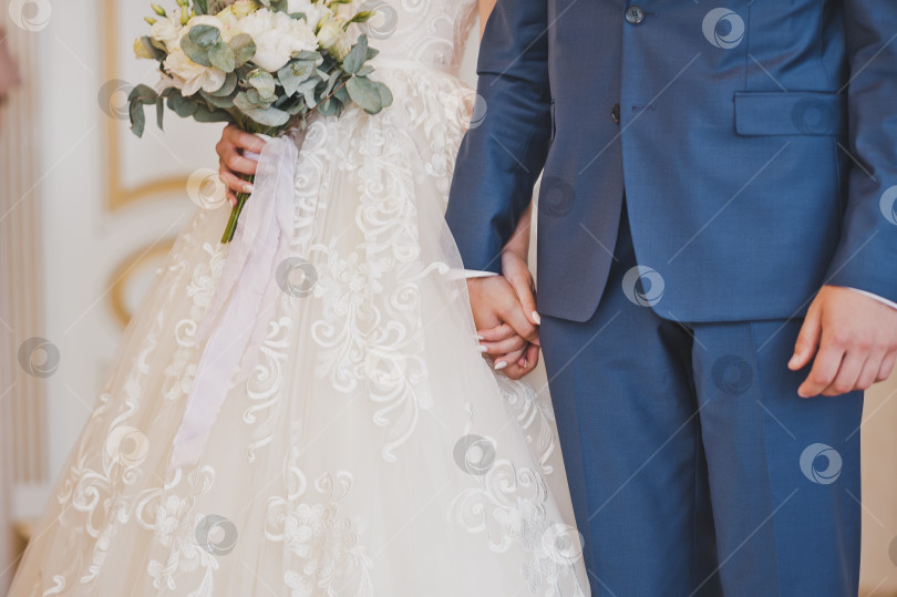 Скачать Молодожены крепко держатся за руки на свадебной церемонии 2473. фотосток Ozero