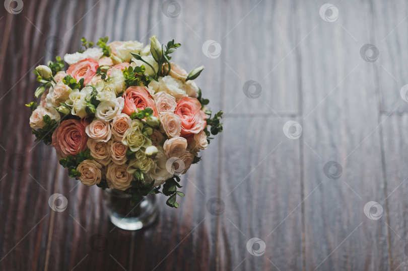 Скачать На столе стоит букет невесты из роз и нежной зелени 2585. фотосток Ozero