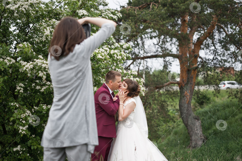 Скачать Фотограф в процессе съемки свадьбы 2852. фотосток Ozero