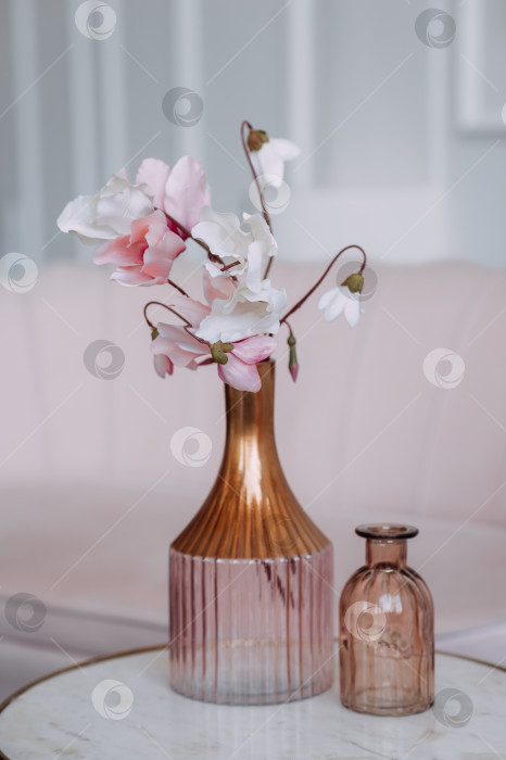 Скачать Розовые цветы в вазе на столе 3646. фотосток Ozero