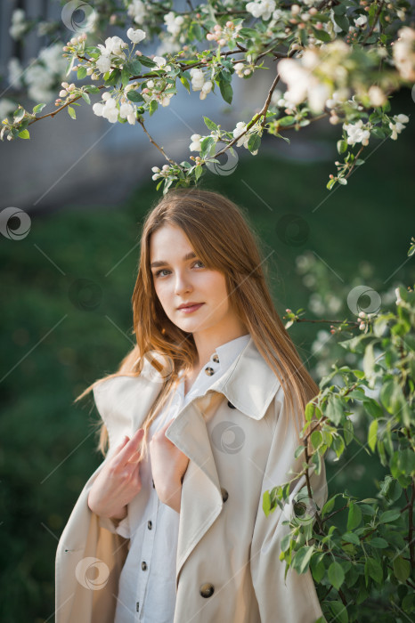 Скачать Портрет рыжеволосой красавицы на фоне цветущей вишни 296 фотосток Ozero
