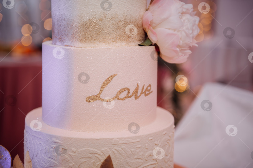 Скачать Стильный свадебный торт с листьями 3815. фотосток Ozero