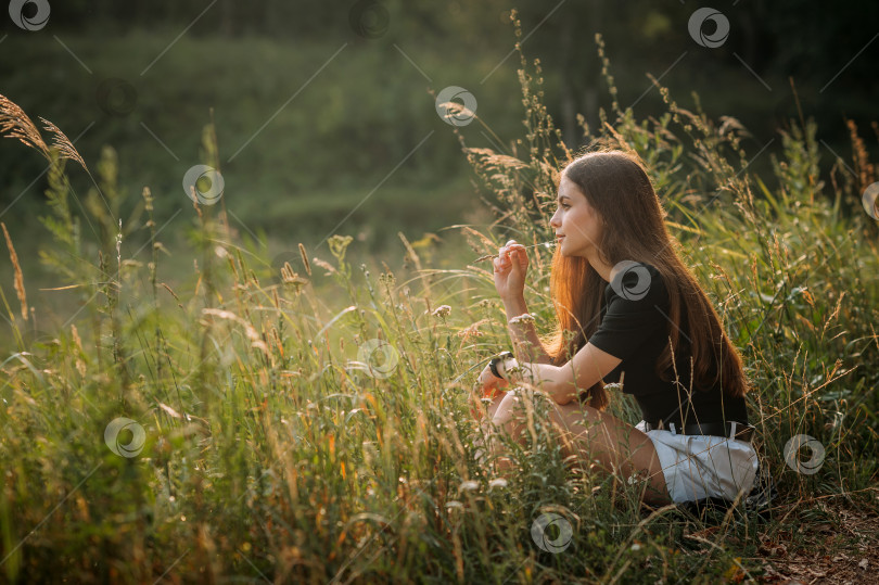 Скачать Летняя фотография девушки на фоне заросшего травой луга 3656. фотосток Ozero