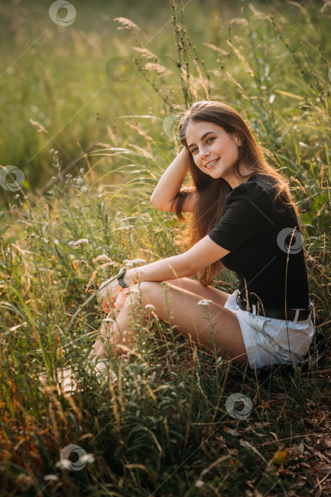 Скачать Летняя фотография девушки на фоне заросшего травой луга 3657. фотосток Ozero