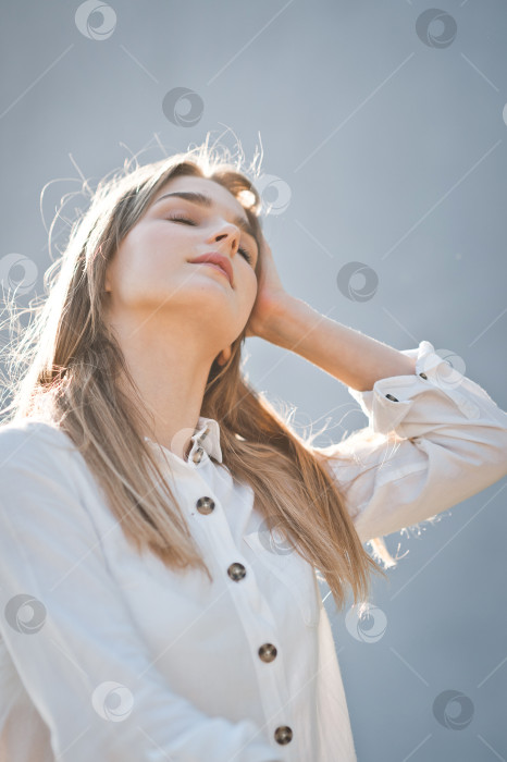Скачать Солнечный светлый портрет красавицы с длинными волосами 2958. фотосток Ozero