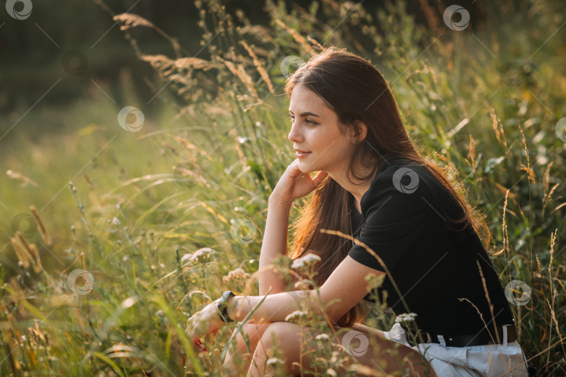 Скачать Летняя фотография девушки на фоне заросшего травой луга 3658. фотосток Ozero