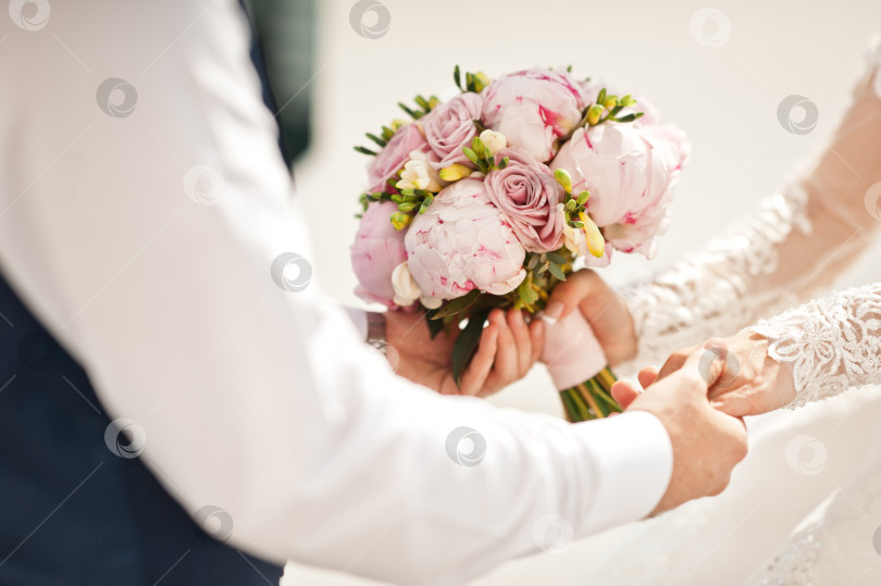 Скачать Жених и невеста стоят друг напротив друга и держатся за руки 2671. фотосток Ozero