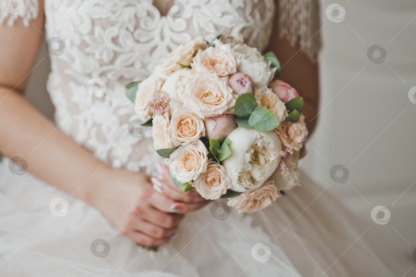 Скачать Невеста держит в руках нежный свадебный букет из белых пионов и роз 2675. фотосток Ozero