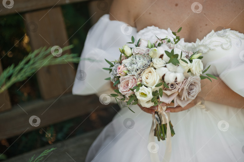 Скачать Невеста в пышном белом платье держит в руках букет роз 2356. фотосток Ozero
