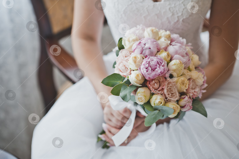 Скачать Невеста держит в руках свадебный букет 2449. фотосток Ozero