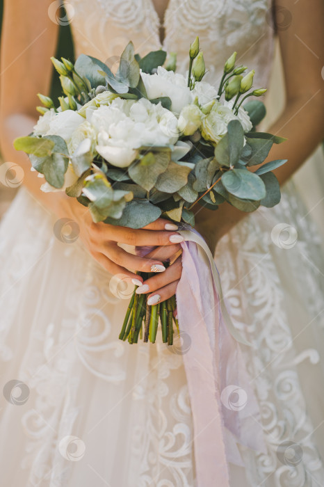 Скачать Невеста держит в руках свадебный букет 2466. фотосток Ozero