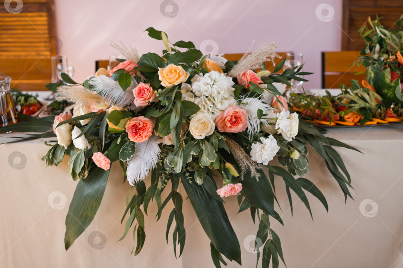 Скачать Центральное украшение на свадебном столе выполнено в виде большого букета фотосток Ozero
