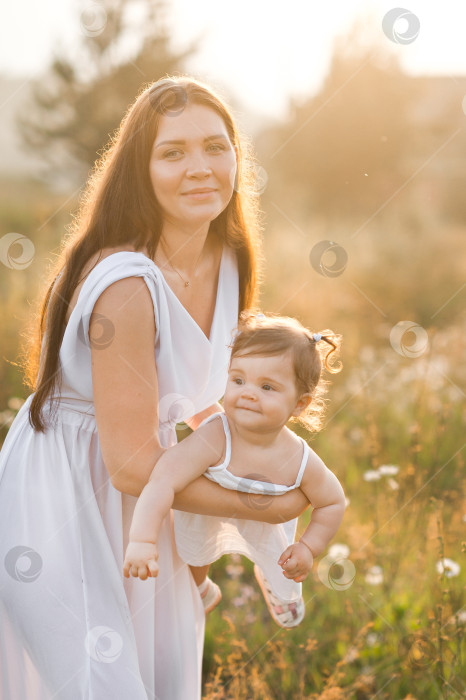 Скачать Девочка и ее мать греются на весеннем солнышке 3025 года. фотосток Ozero