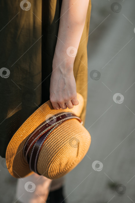 Скачать Рука держит шляпу в лучах солнца 3296. фотосток Ozero