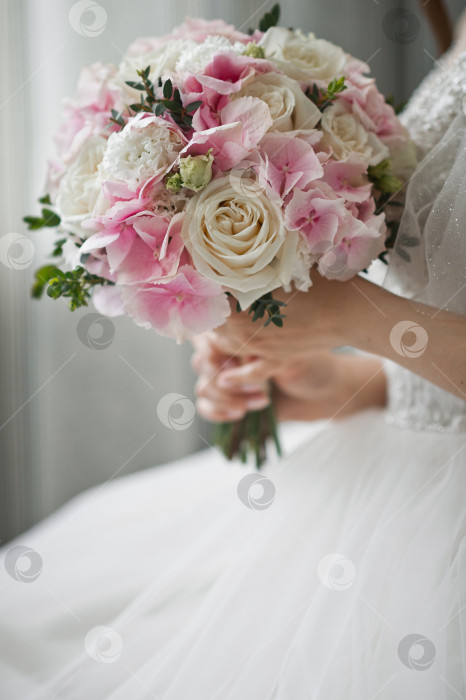 Скачать Силуэт невесты, держащей в руке букет нежных роз фотосток Ozero