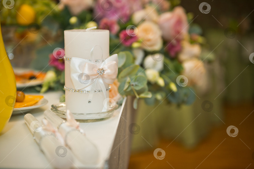 Скачать Свадебная свеча для семейного очага стоит на столе 2635. фотосток Ozero