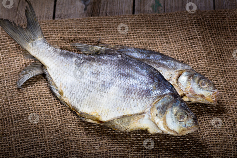 Скачать Две соленые вяленые рыбы фотосток Ozero