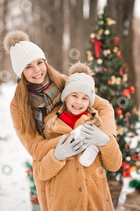 Скачать Гуляю в зимнем парке со своей младшей сестрой среди снега и п фотосток Ozero