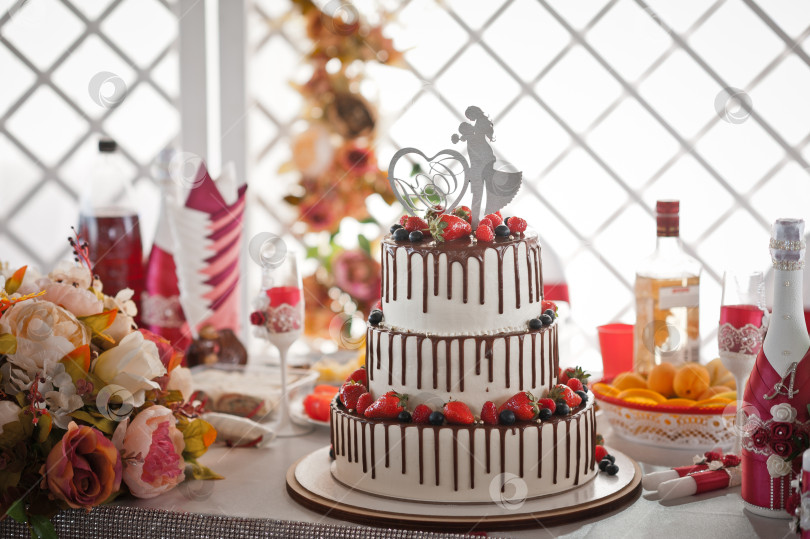 Скачать Свадебный торт с натуральными ягодами 2868. фотосток Ozero