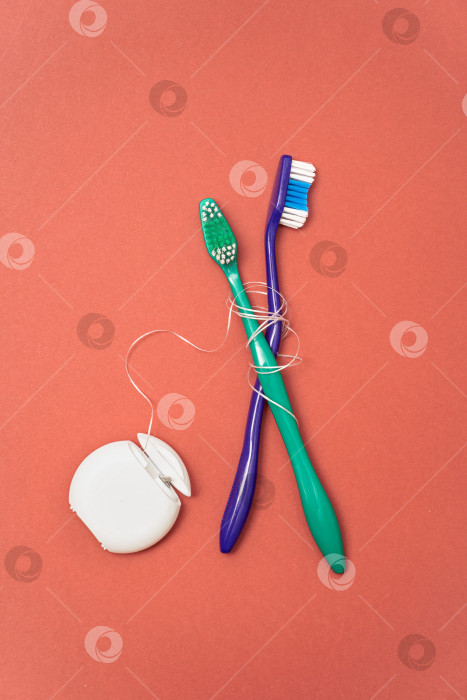 Скачать Две зубные щетки, перевязанные зубной нитью фотосток Ozero