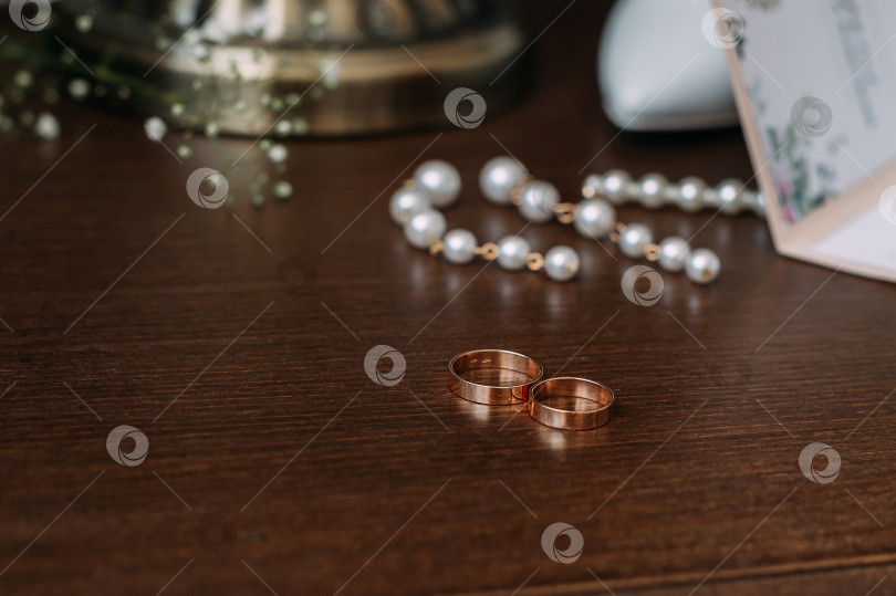 Скачать Свадебные украшения ждут своего часа на прикроватном столике 3768. фотосток Ozero