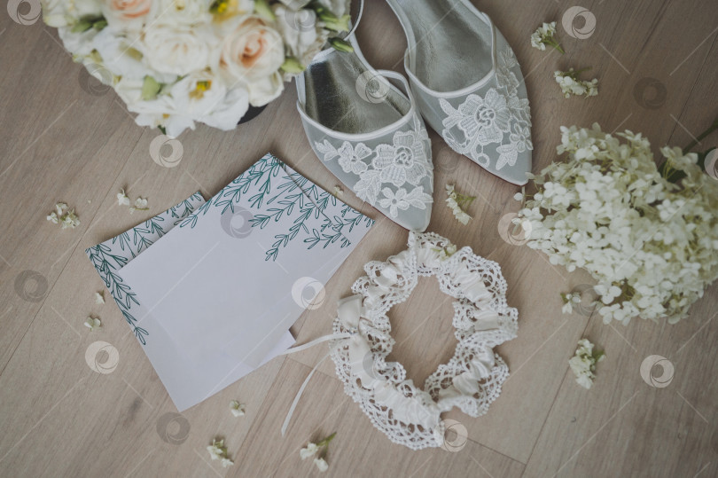Скачать Свадебные аксессуары для невесты: туфли, подвязка, нежный букет, свадебное платье фотосток Ozero