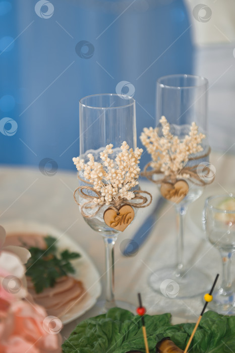 Скачать Свадебные бокалы красиво украшены ветками и деревянным фотосток Ozero