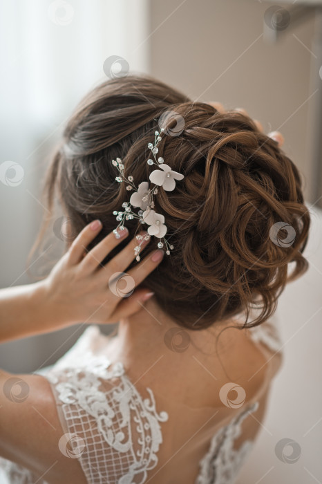 Скачать Свадебное украшение для волос из бисера в прическе невесты 2503. фотосток Ozero