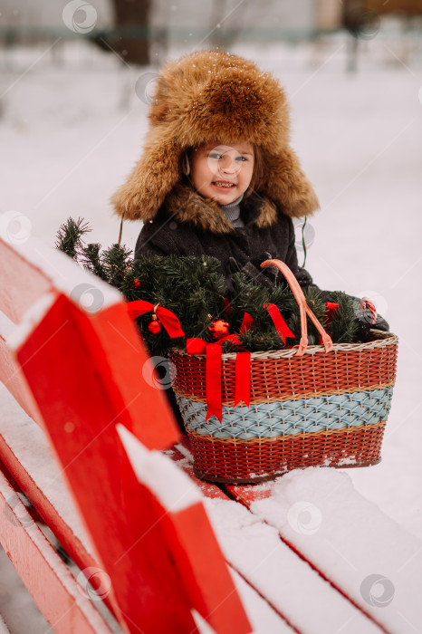 Скачать Зимний портрет ребенка на скамейке 3128. фотосток Ozero