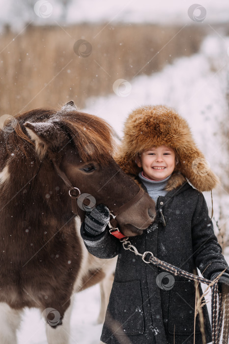 Скачать Зимняя история о дружбе между девочкой и пони 3097. фотосток Ozero