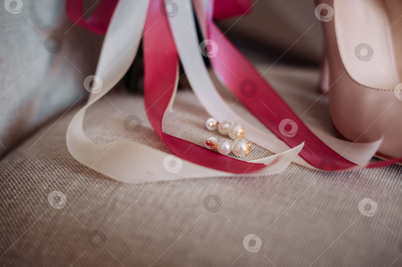 Скачать Женские элементы свадебного гардероба в преддверии свадьбы фотосток Ozero