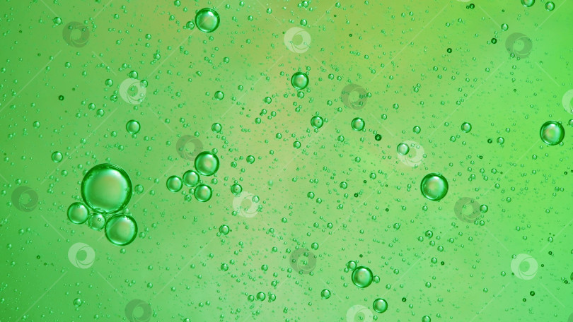 Скачать Абстрактный зеленый красочный фон с маслом на поверхности воды. Капли масла в воде абстрактное психоделическое, абстрактное изображение. фотосток Ozero