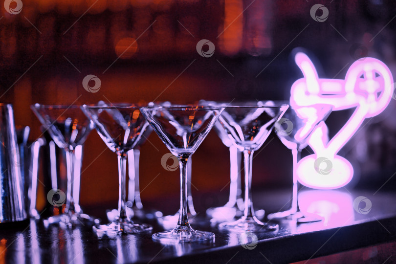 Скачать Стеклянные бокалы на барной стойке. фотосток Ozero
