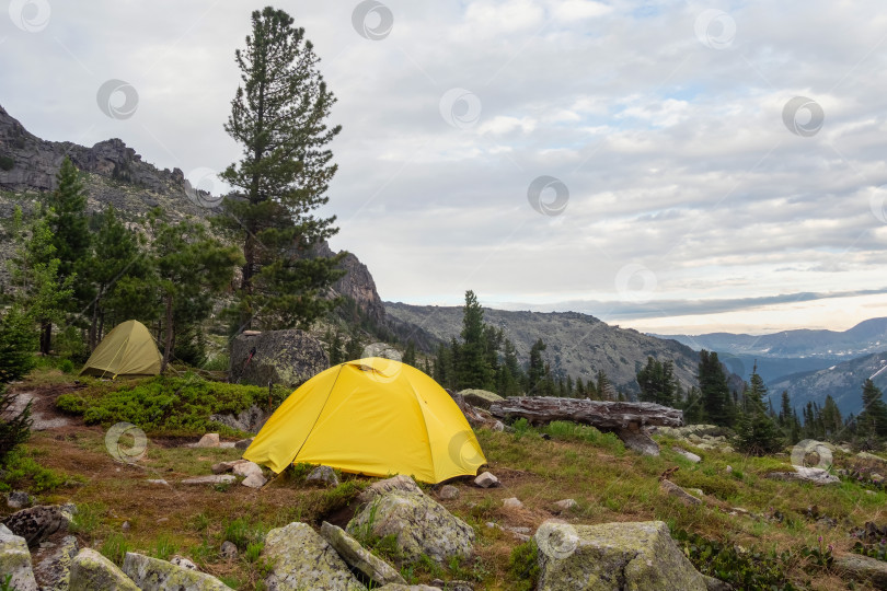 Скачать пейзаж с двумя палатками на лесном холме среди скал фотосток Ozero