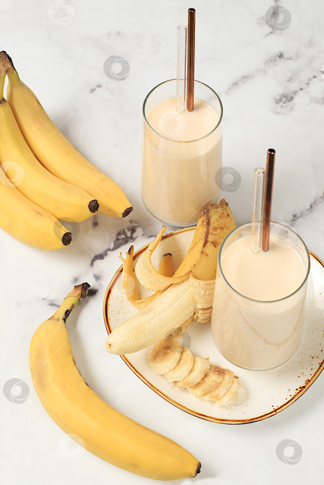 Скачать Банановая веганская альтернатива молоку без лактозы и глютена, отсутствие аллергии, концепция здорового питания, поддержание здоровой микрофлоры кишечника, диетическое питание, потеря веса, фотосток Ozero