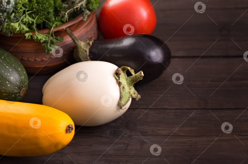 Скачать Различные овощи на левой стороне стола фотосток Ozero