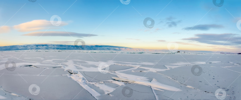 Скачать Панорамный вид на замерзшее озеро Байкал зимой, Россия. фотосток Ozero