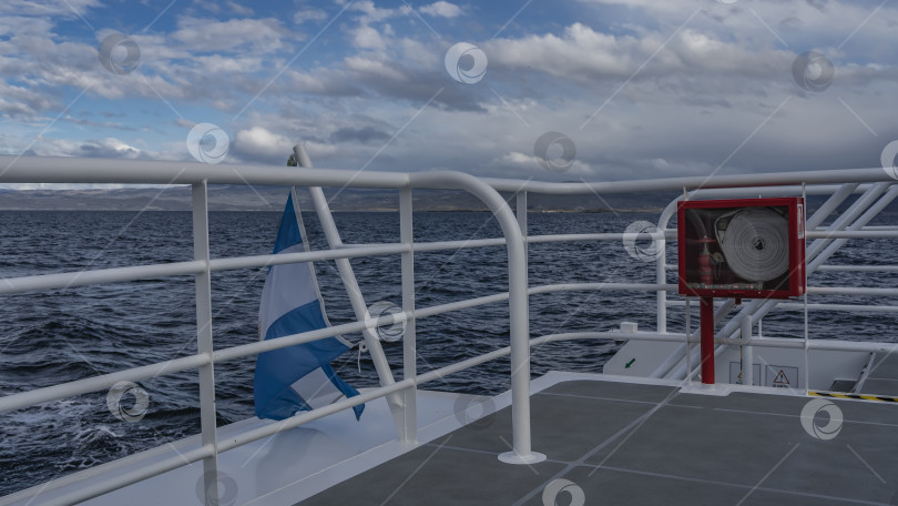 Скачать На перилах корабля развевается бело-голубой флаг Аргентины. фотосток Ozero