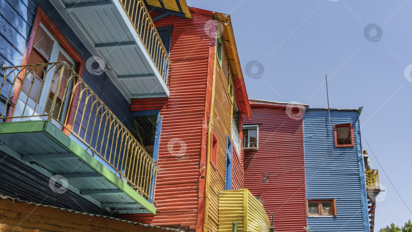 Скачать Дома с яркими разноцветными рифлеными стенами построены в квартале Ла Бока в Буэнос-Айресе. фотосток Ozero