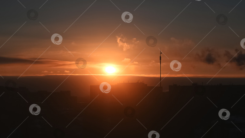 Скачать Оранжевый закат над крышами многоэтажных зданий на горизонте, городской фон фотосток Ozero